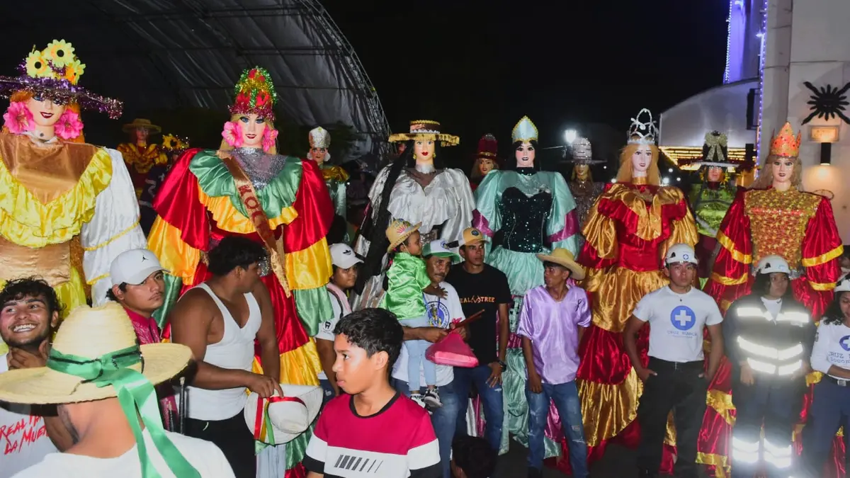 León da inicio a la temporada de Gigantonas con colorido desfile