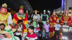 León da inicio a la temporada de Gigantonas con colorido desfile