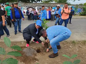 Jóvenes universitarios se suman a jornada de limpieza en el Distrito VI de Managua