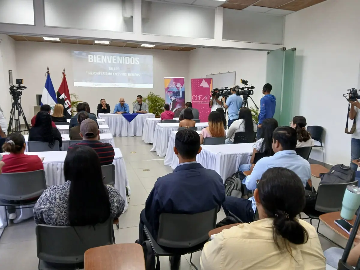 Comunicadores inician jornada de aprendizaje con el periodista Abraham Istillarte