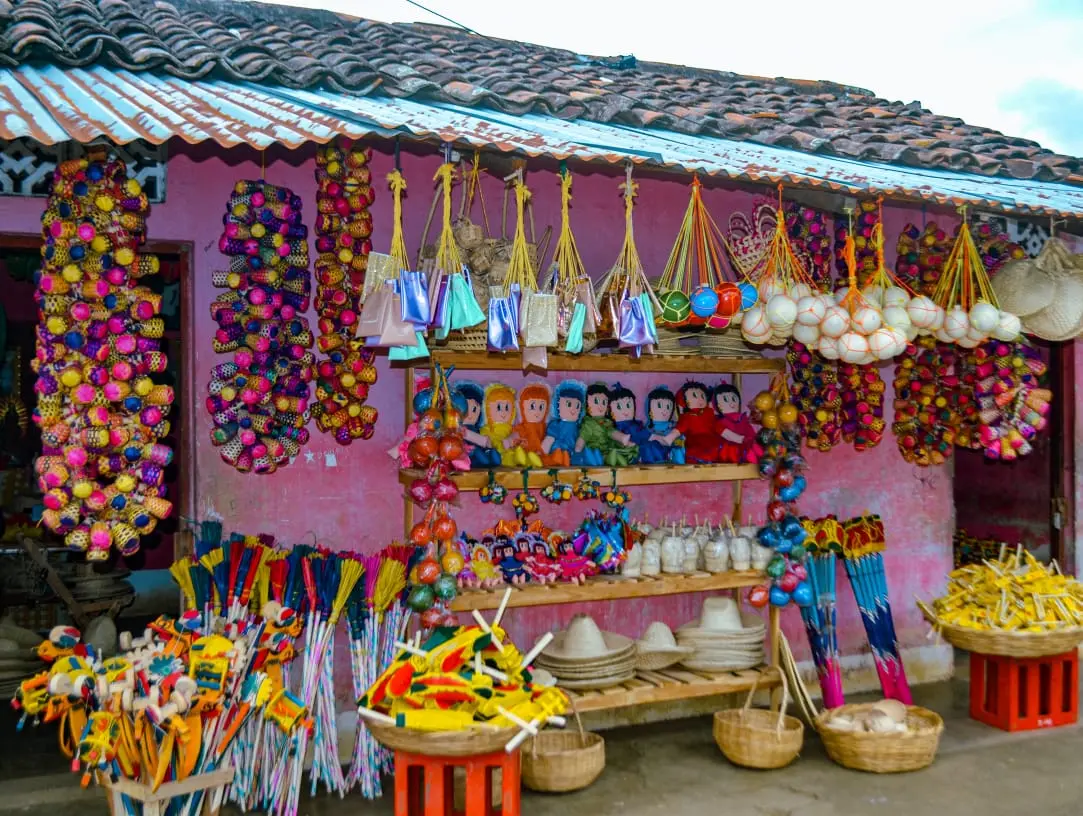 Monimbó fortalece su economía con la producción de juguetes tradicionales para la Purísima