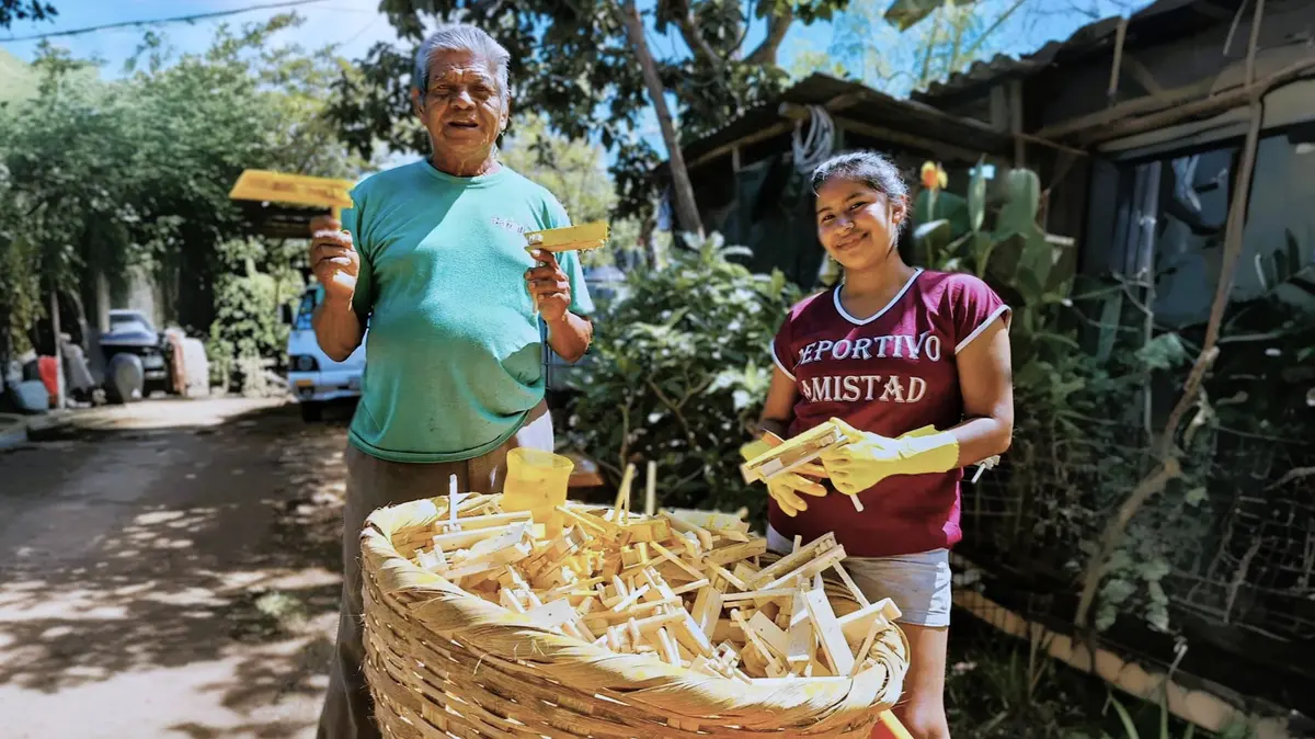 Manos artesanas llenan de música y color los mercados de Pacayita