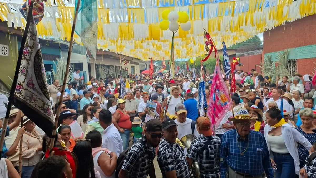 Peregrinos recorren las calles de Chinandega honrando a la Virgen del Hato