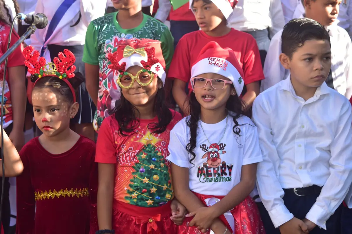 Escuelas despiden el año escolar con concierto y festival navideño