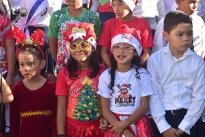 Escuelas despiden el año escolar con concierto y festival navideño