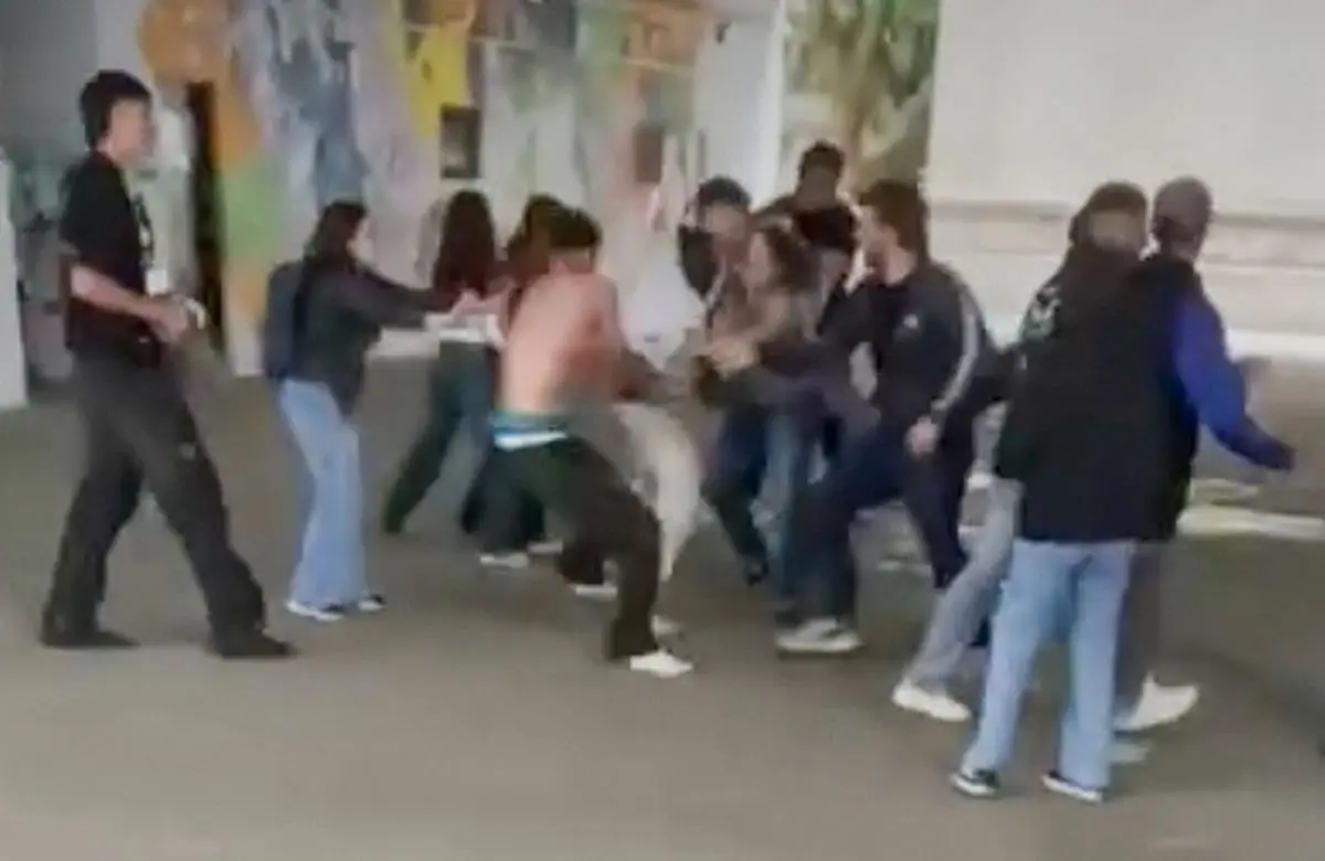 Exalumno expulsado ingresa a escuela en Argentina y agrede a estudiante
