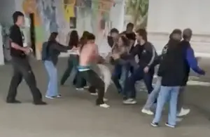 Exalumno expulsado ingresa a escuela en Argentina y agrede a estudiante