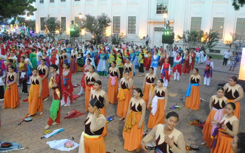 Juventud cristiana expresa su fe a través de la danza en gala navideña
