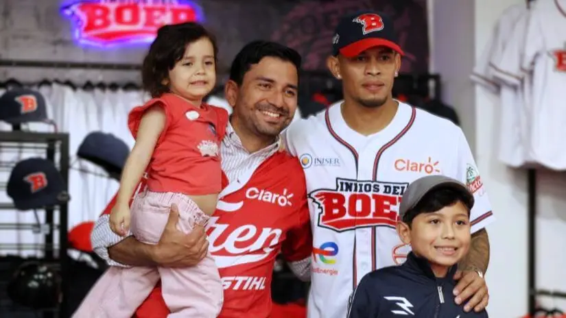 Jonathan Loáisiga emociona a fanáticos del Bóer con firma de autógrafos y fotos