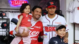 Jonathan Loáisiga emociona a fanáticos del Bóer con firma de autógrafos y fotos