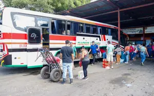 Familias abarrotan la terminal del Mayoreo rumbo a sus destinos de fin de año