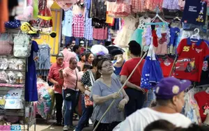 Mercado Oriental se prepara con ropa y zapatos para la temporada festiva