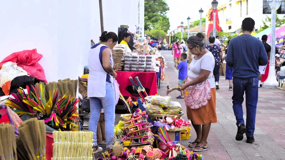 Comerciantes ofrecen variedad para las celebraciones marianas en León