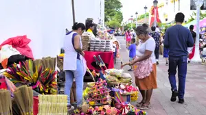 Comerciantes ofrecen variedad para las celebraciones marianas en León