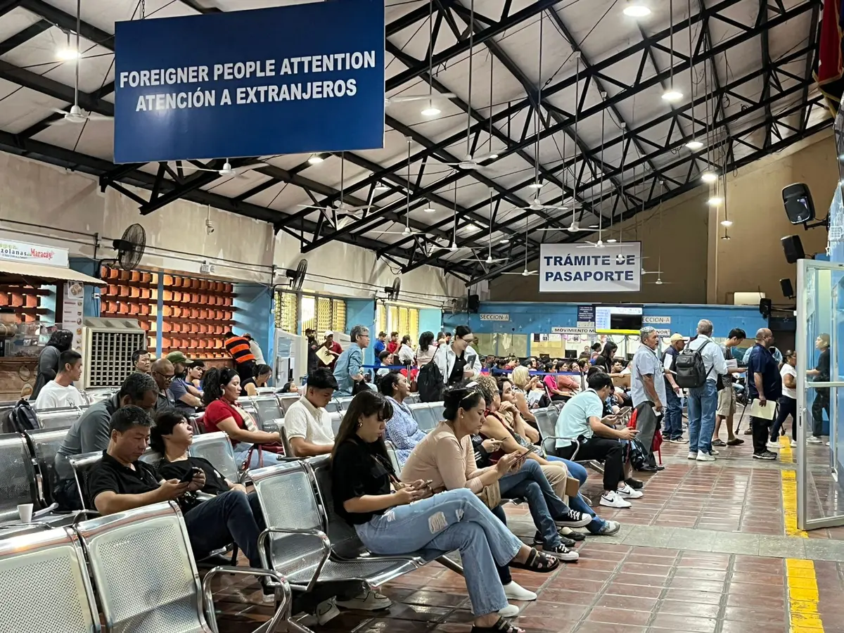 Migración y Extranjería detalla requisitos para residencia de trabajo