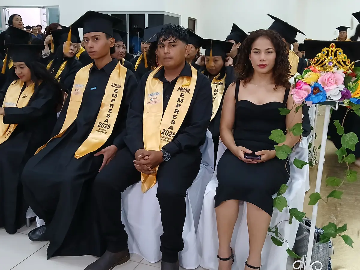 Jóvenes nicaragüenses celebran su éxito académico en 11 carreras técnicas