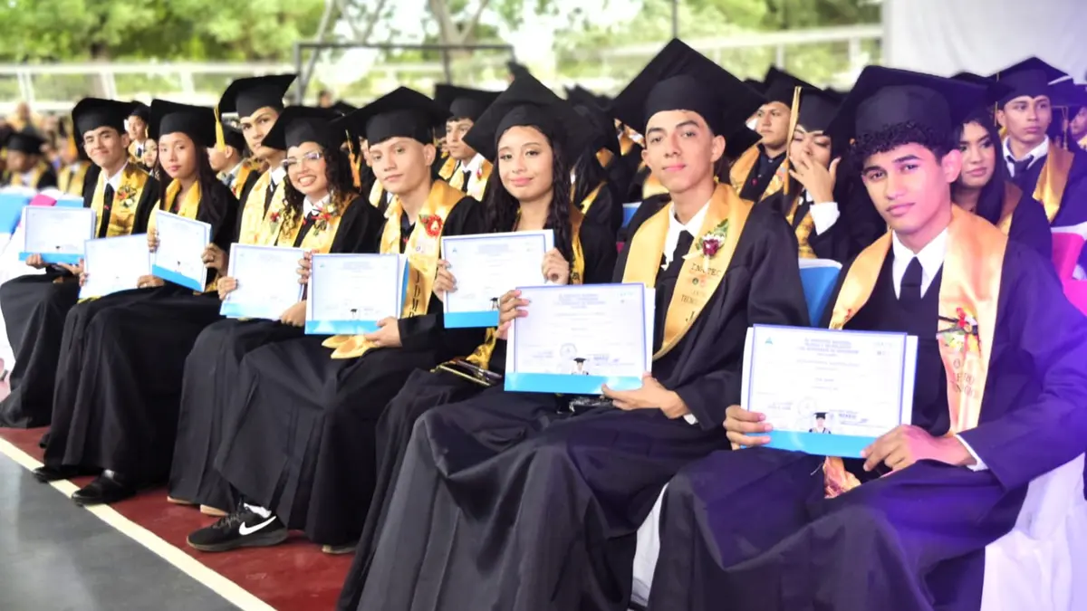 Más de 200 bachilleres técnicos se gradúan en León