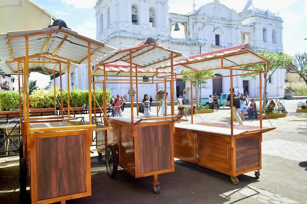 León mejora su plaza central y apoya a comerciantes con nuevos carritos móviles
