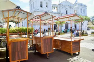 León mejora su plaza central y apoya a comerciantes con nuevos carritos móviles