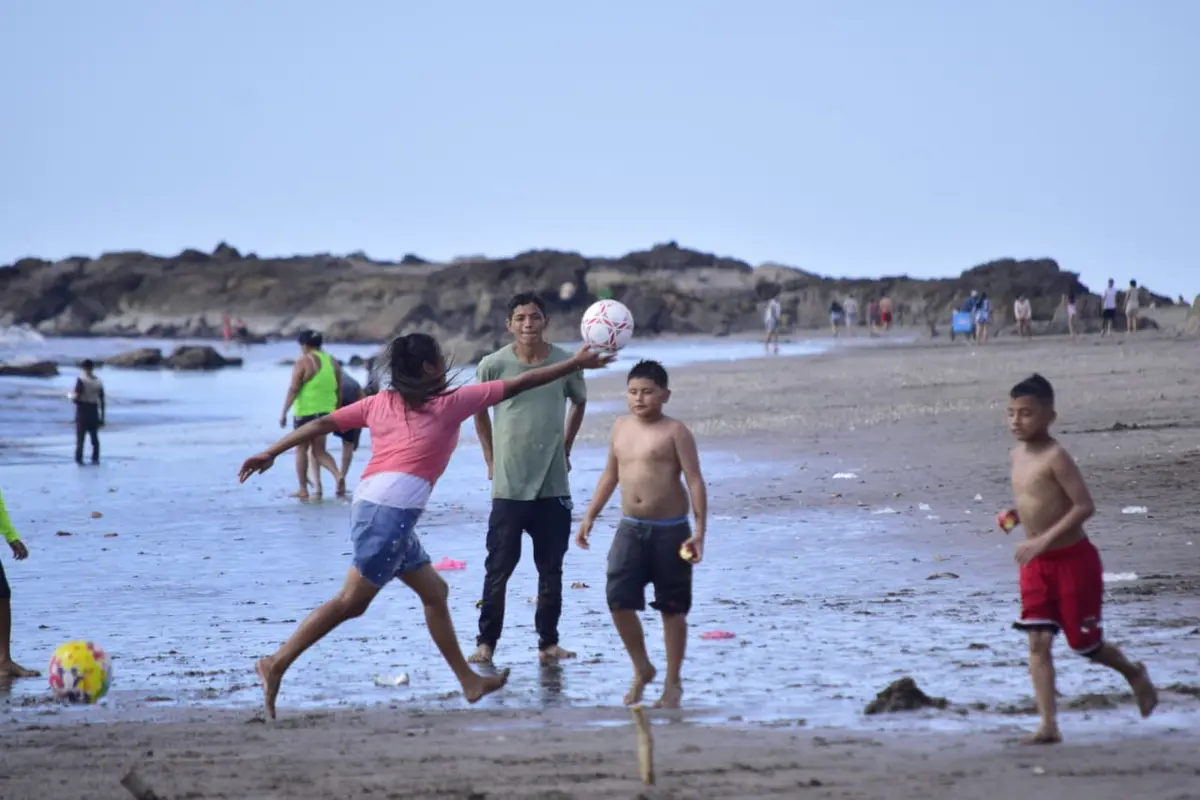 Familias disfrutan la Navidad en las playas de Las Peñitas y Poneloya