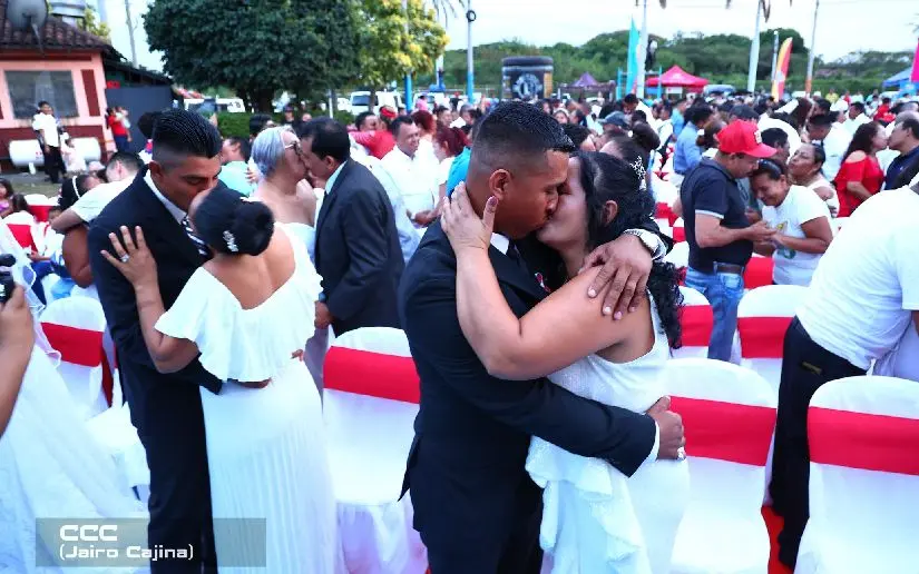 Centenares de parejas formalizan su unión en bodas masivas este 14 de febrero