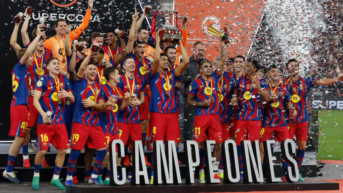 El Barcelona levanta la Supercopa tras un emocionante triunfo ante el Real Madrid