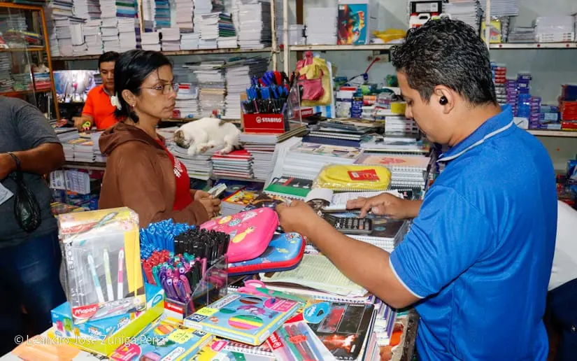 Familias se preparan para el año escolar 2026 con altas compras de útiles y uniformes