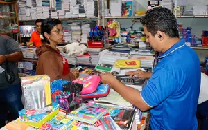 Familias se preparan para el año escolar 2026 con altas compras de útiles y uniformes