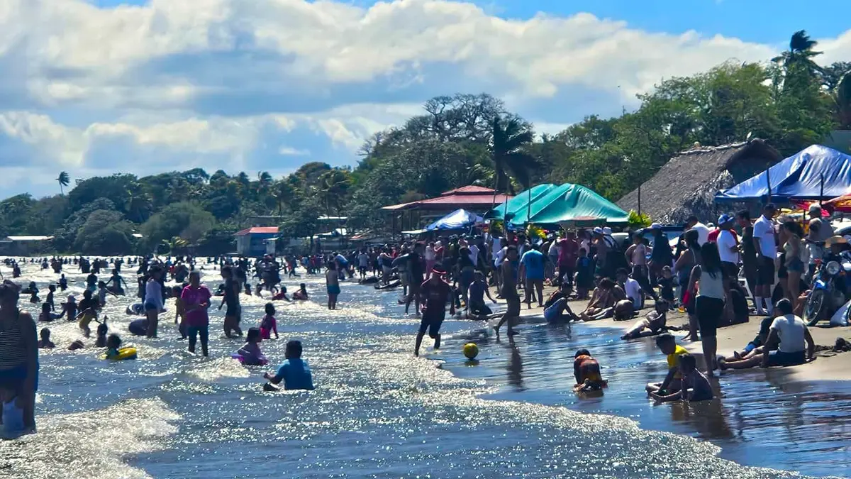 Familias disfrutan el Año Nuevo en Playa San Jorge