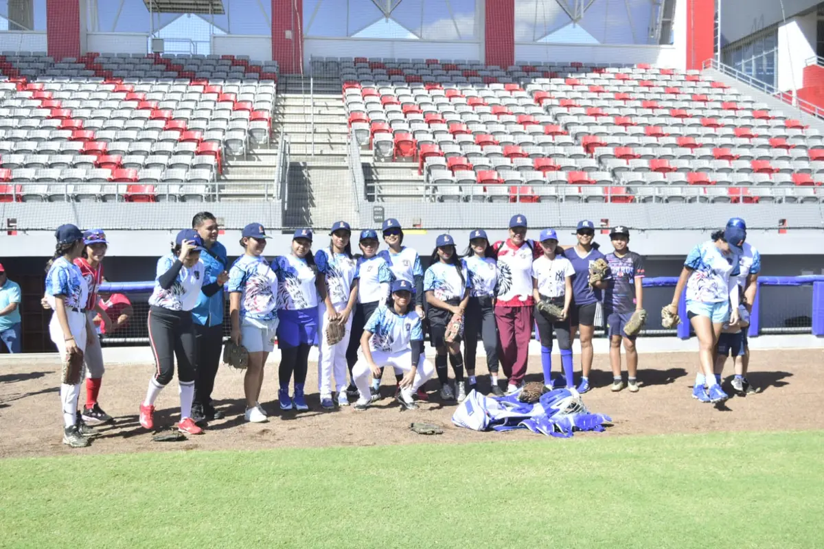 Jugadoras de León y Chinandega reciben clínica de béisbol con campeonas japonesas