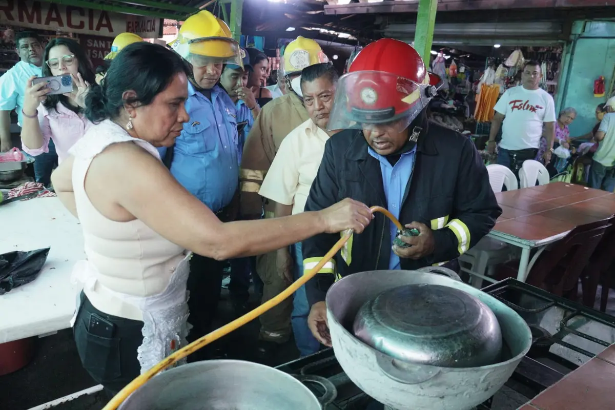 Bomberos Unidos refuerzan seguridad en el mercado Israel Lewites de Managua