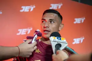 Bancy Hernández fue presentado con el Deportivo Saprissa