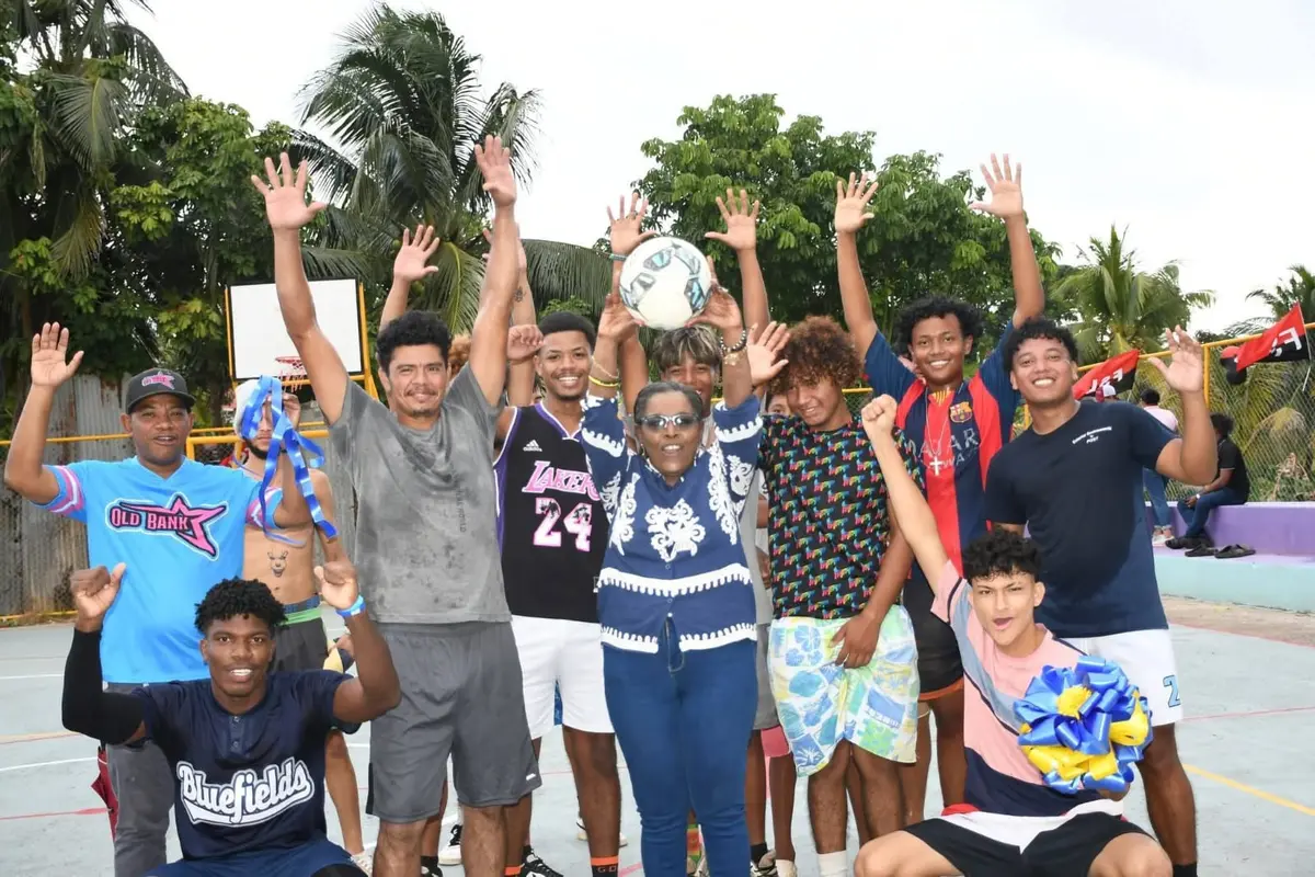 Inauguran mejoras en la cancha deportiva del barrio Old Bank de Bluefields