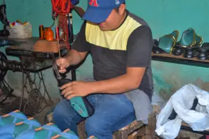 Talleres artesanales de calzados escolares tienen demanda del mercado nacional e internacional