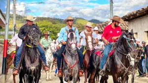 Desfile hípico llena de alegría el cierre de las fiestas patronales en Santa María