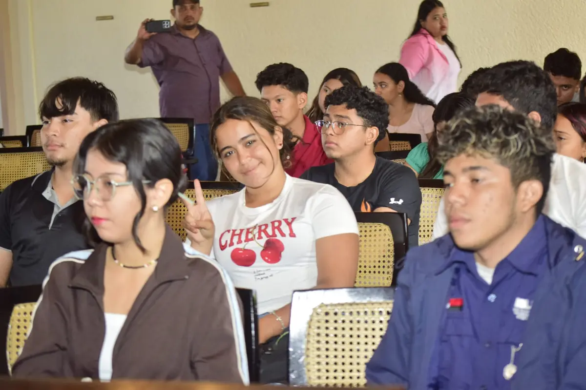 "Emprender es Creer en tu Historia" inspira a jóvenes leoneses