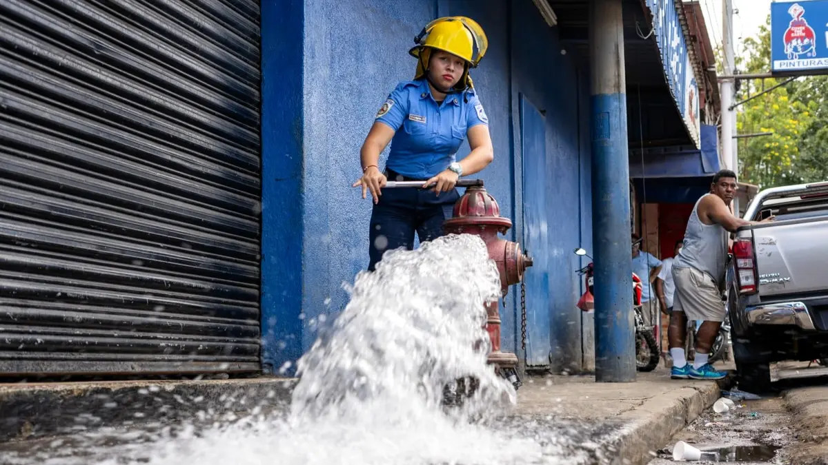 Bomberos refuerzan seguridad en sector ferretero del Mercado Oriental