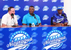 Niñez de Managua aprende béisbol con Ken Griffey Jr