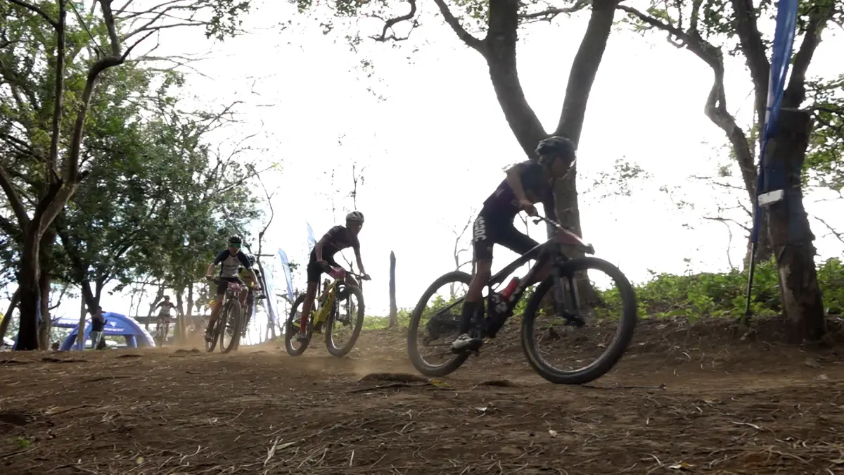 Jóvenes y niños ciclistas destacan en el circuito del Desafío del Tigre