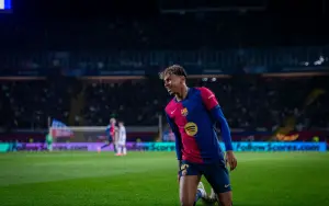 Lamine Yamal firma triplete y mantiene al Barcelona líder ante Villarreal