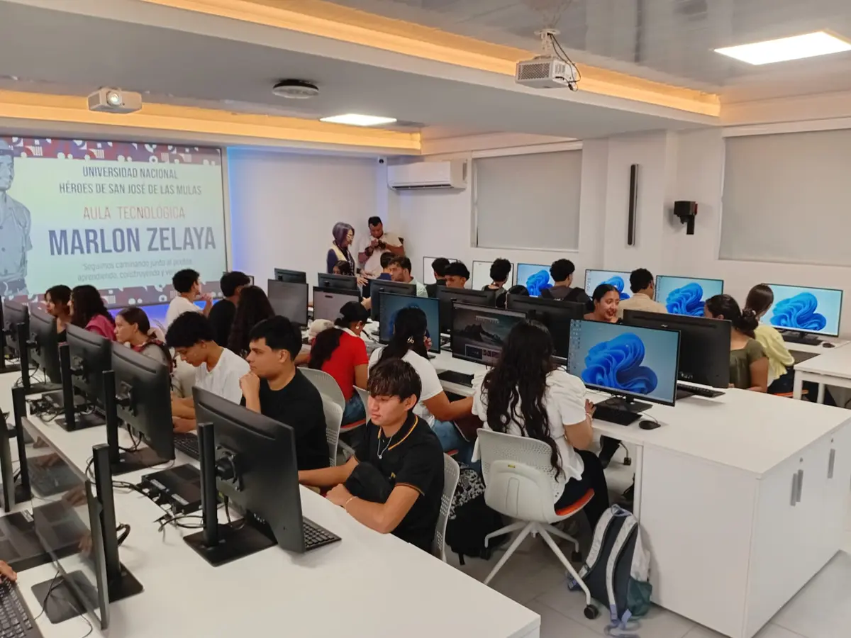 Inauguran aula tecnológica en la universidad Héroes y Mártires de San José de las Mulas