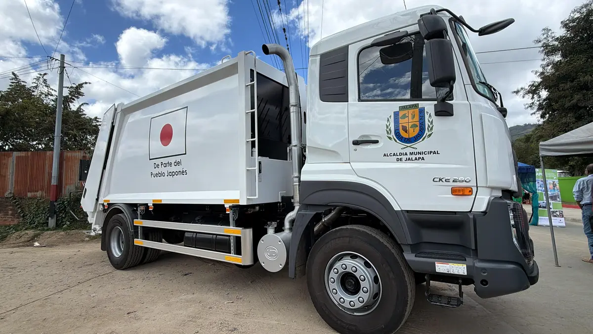 Japón fortalece servicio de limpieza en Jalapa con nuevo camión compactador