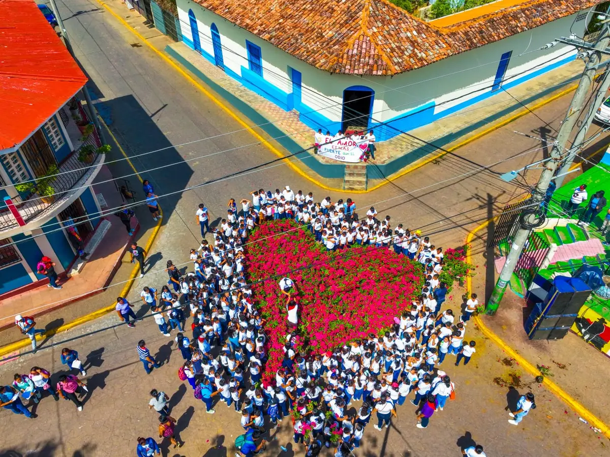 Masaya conmemora al General Sandino con corazón gigante de flores