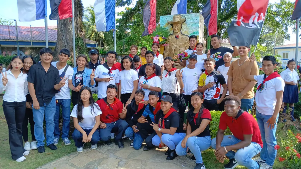 Bluefields celebra con alegre caminata el legado del General Sandino