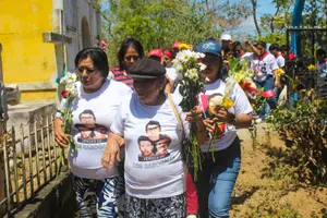 Ofrendas florales honran a Héroes de Los Sabogales