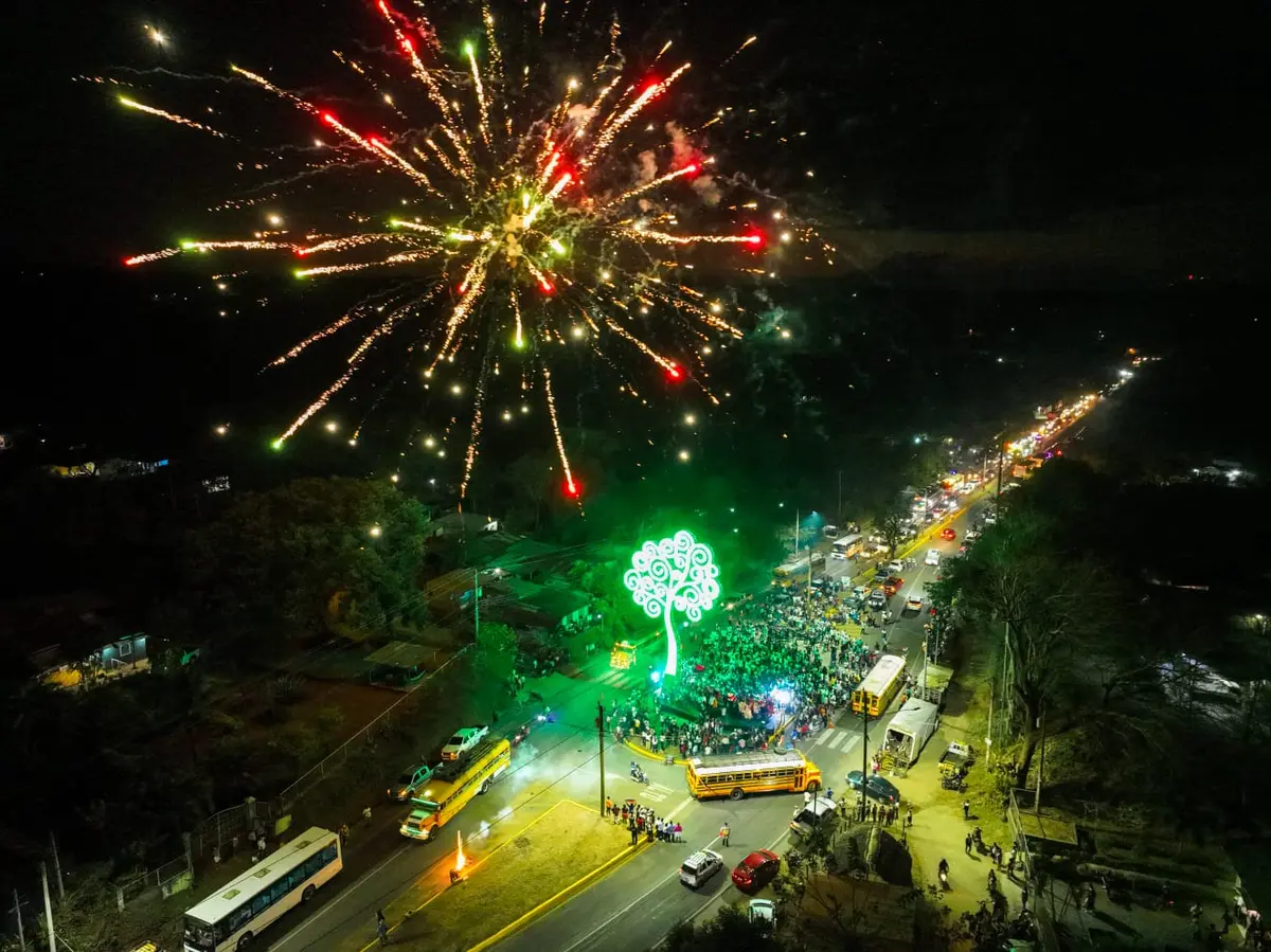 Masaya ilumina su séptimo Árbol de la Vida como símbolo de esperanza