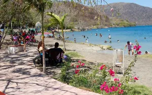 Familias disfrutan del verano en la Laguna de Xiloá