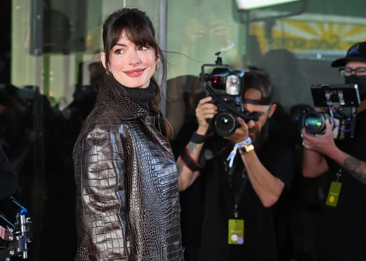Anne Hathaway pide a los fans llegar con “sus mejores outfits” al estreno de El diablo viste a la moda 2