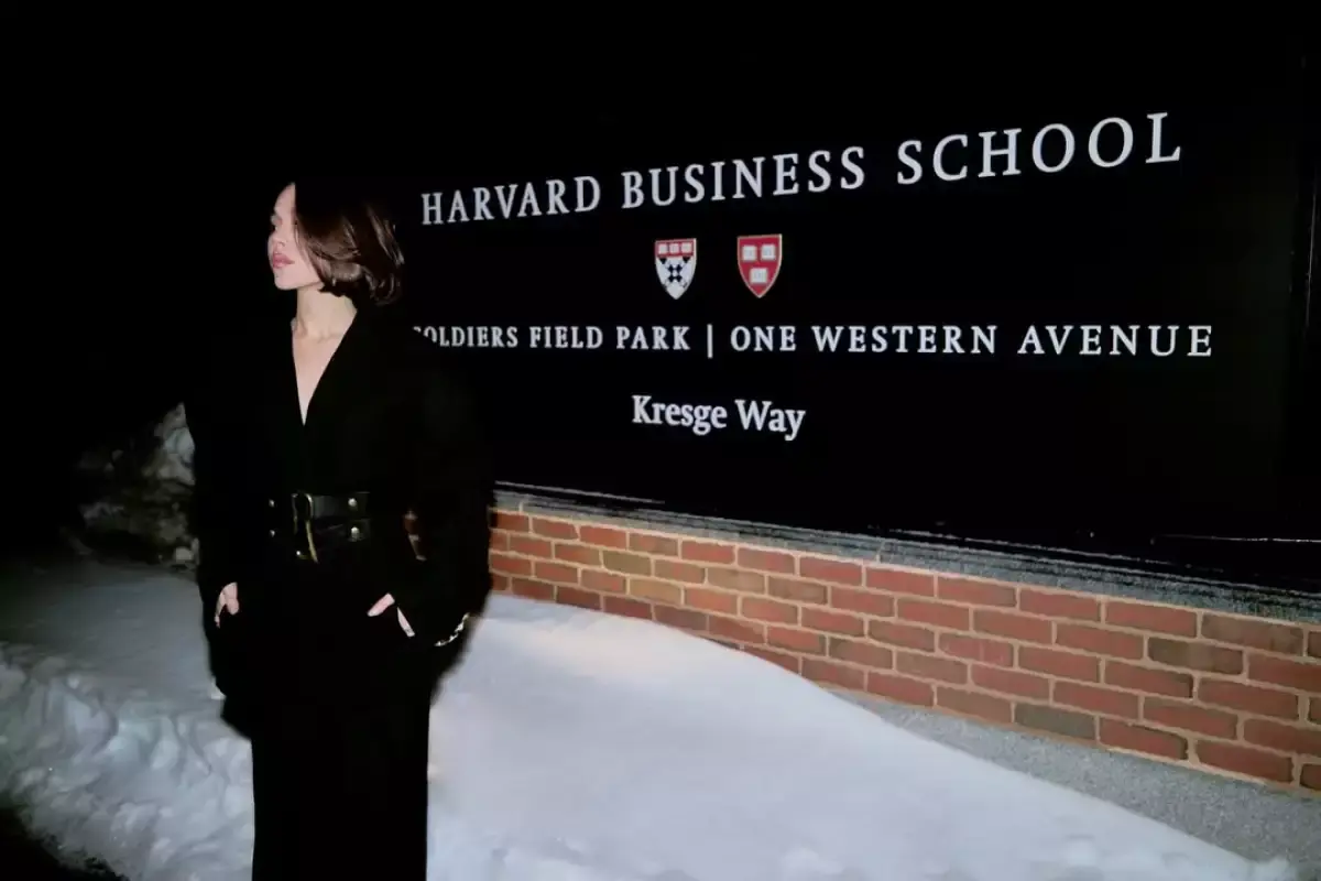 Danna Paola es reconocida en Harvard por su liderazgo femenino latino