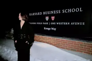 Danna Paola es reconocida en Harvard por su liderazgo femenino latino